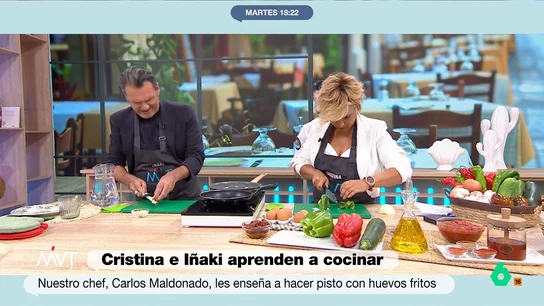 La preocupación del chef Carlos Maldonado por Iñaki López al cortar verduras: "¡Ten cuidado con los dedos!" Los presentadores de Más Vale Tarde deben elaborar un pisto con huevo frito e Iñaki es el encargado de picar varios ingredientes de la receta.