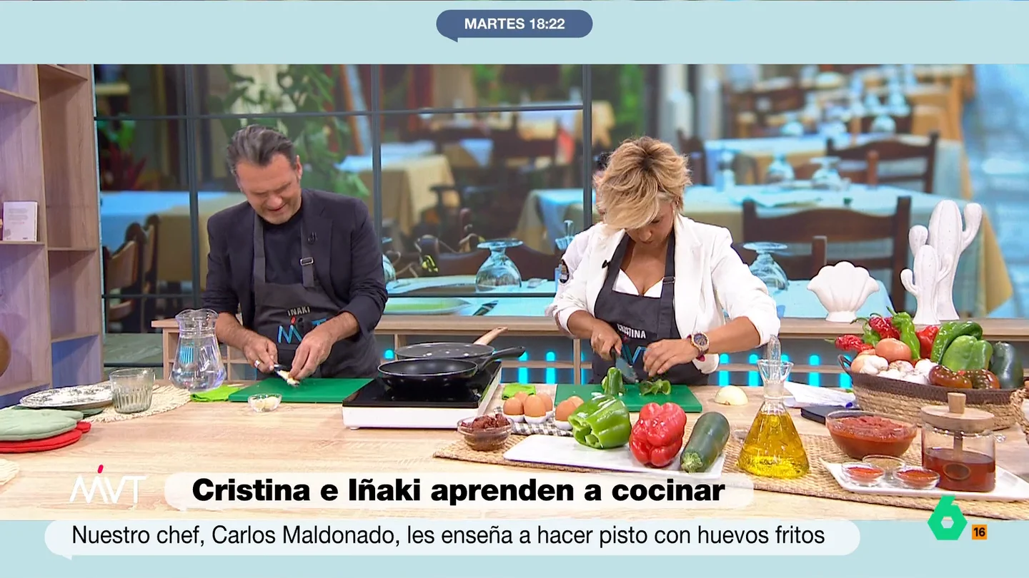 La preocupación del chef Carlos Maldonado por Iñaki López al cortar verduras: "¡Ten cuidado con los dedos!" Los presentadores de Más Vale Tarde deben elaborar un pisto con huevo frito e Iñaki es el encargado de picar varios ingredientes de la receta.