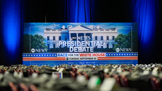 Todo preparado para el debate entre Donald Trump y Kamala Harris en Filadelfia (Pensilvania). La sala de prensa de ABC News con el cartel que anuncia el debate entre Donald Trump y Kamala Harris en Filadelfia (Pensilvania).