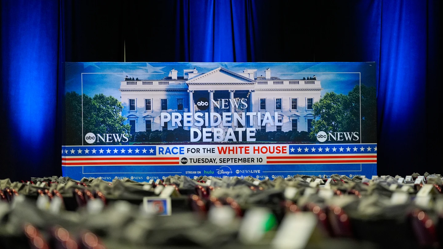 Todo preparado para el debate entre Donald Trump y Kamala Harris en Filadelfia (Pensilvania). La sala de prensa de ABC News con el cartel que anuncia el debate entre Donald Trump y Kamala Harris en Filadelfia (Pensilvania).