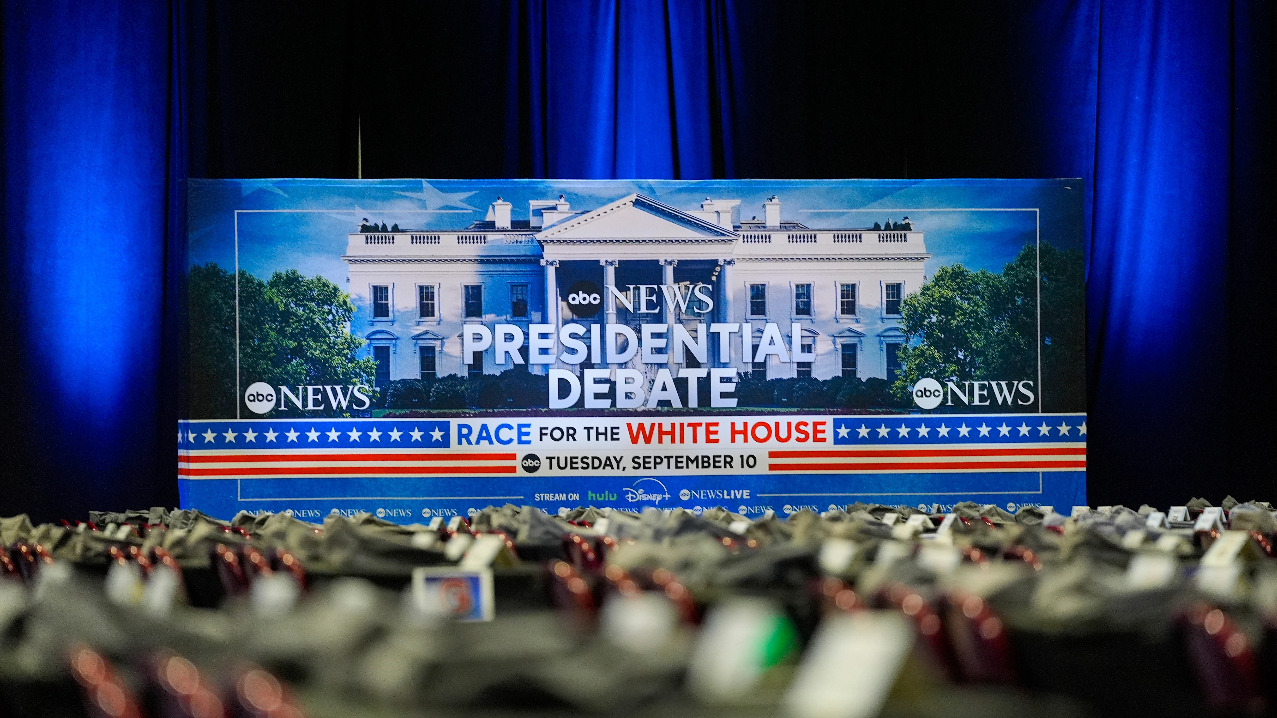 La sala de prensa de ABC News con el cartel que anuncia el debate entre Donald Trump y Kamala Harris en Filadelfia (Pensilvania).