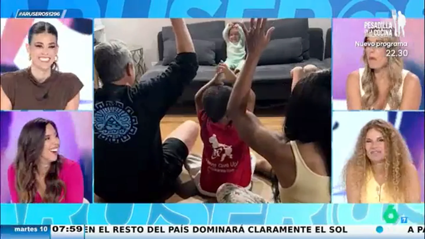 La graciosa reacción de un bebé al ver a su familia imitar todo lo que hace: "La mejor manera de entretener a un niño" La graciosa reacción de un bebé al ver a su familia imitar todo lo que hace: "La mejor manera de entretener a un niño"