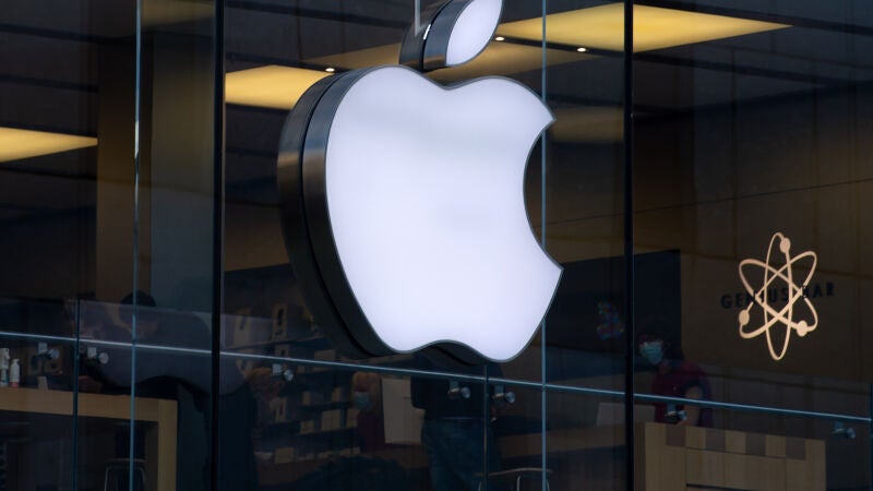 El logotipo de la empresa tecnológica Apple se ve en la Apple Store del centro de la ciudad. 