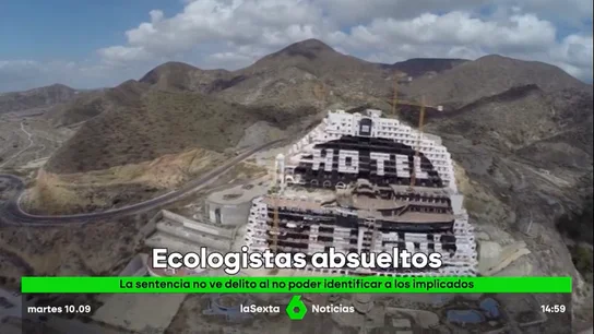 Absueltos 28 activistas de Greenpeace acusados acusados de pintar “hotel ilegal” en El Algarrobico, en Almería Absueltos 28 activistas de Greenpeace acusados acusados de pintar “hotel ilegal” en El Algarrobico, en Almería