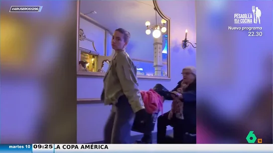 El divertido "atropello" de una anciana con su silla de ruedas motorizada a una tiktoker arrasa en redes El divertido "atropello" de una anciana con su silla de ruedas motorizada a una tiktoker arrasa en redes