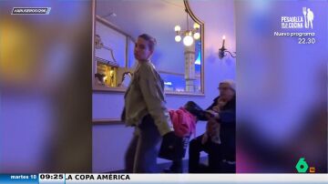 El divertido "atropello" de una anciana con su silla de ruedas motorizada a una tiktoker arrasa en redes