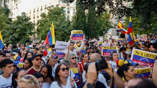 Centenares de venezolanos se concentran ante el Congreso en apoyo a Edmundo González Centenares de venezolanos se concentran ante el Congreso en apoyo a Edmundo González