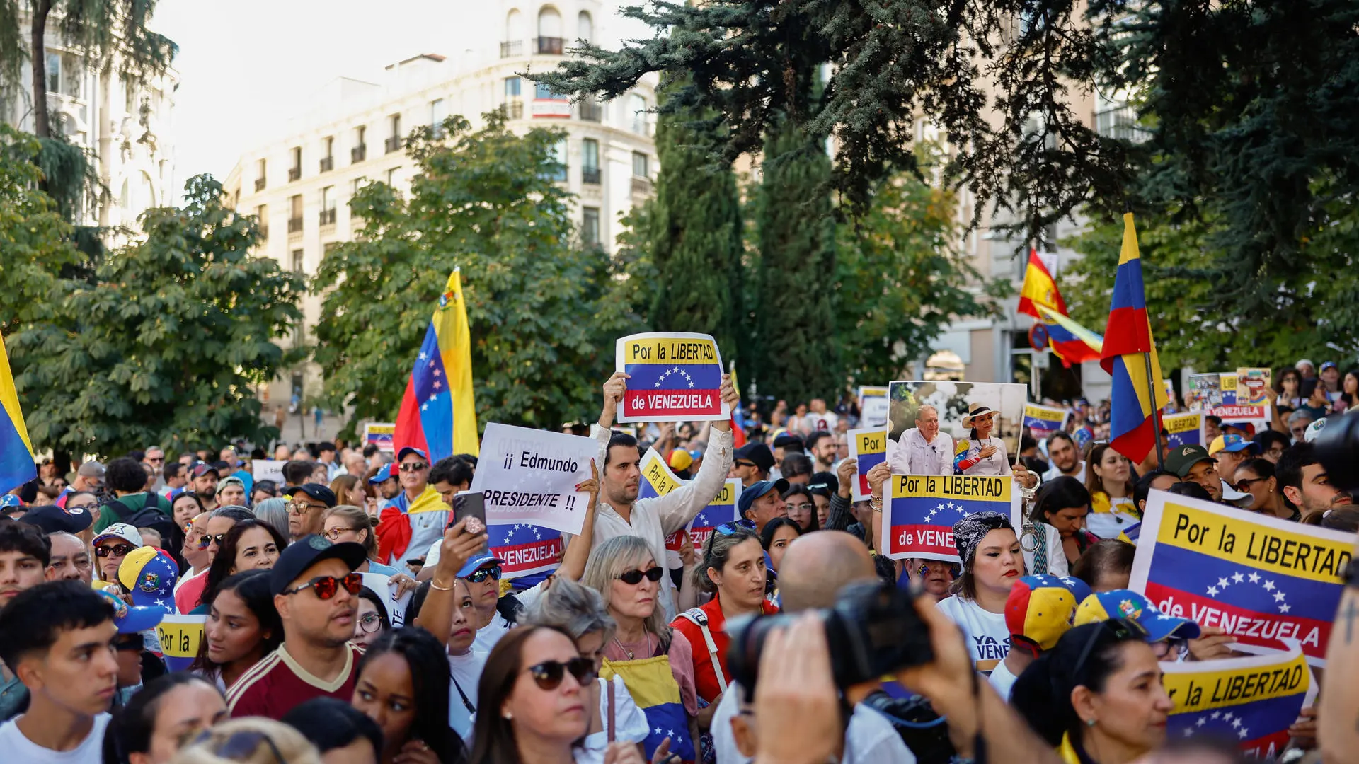 Centenares de venezolanos se concentran ante el Congreso en apoyo a Edmundo González