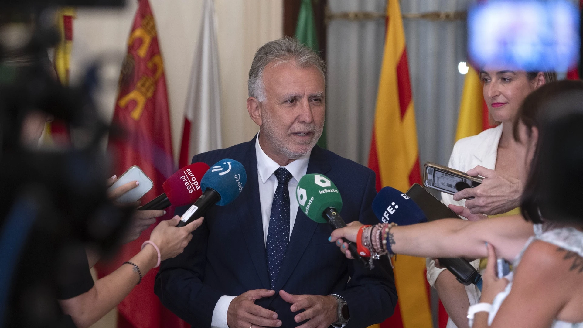 El ministro de Política Territorial y Memoria Democrática, Ángel Víctor Torres, a tiende a los medios de comunicación en una imagen de archivo