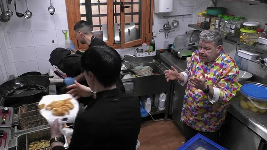 La jefa de la Taberna Danka estalla un plato con comida contra el suelo: "¡Os burláis de mí! ¡Estos calamares son una burla!" La jefa de la Taberna Danka estalla un plato con comida contra el suelo: "¡Os burláis de mí! ¡Estos calamares son una burla!"