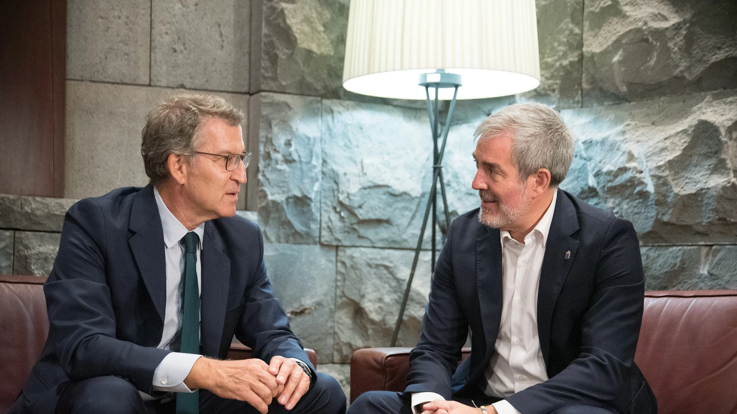 El líder del Partido Popular (PP), Alberto Núñez Feijóo, y el presidente de Canarias, Fernando Clavijo, este martes en la sede de la Presidencia canaria. El líder del Partido Popular (PP), Alberto Núñez Feijóo, y el presidente de Canarias, Fernando Clavijo, este martes en la sede de la Presidencia canaria.