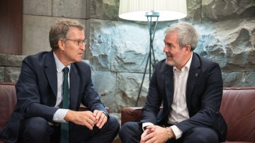 El l&iacute;der del Partido Popular (PP), Alberto N&uacute;&ntilde;ez Feij&oacute;o, y el presidente de Canarias, Fernando Clavijo, este martes en la sede de la Presidencia canaria.