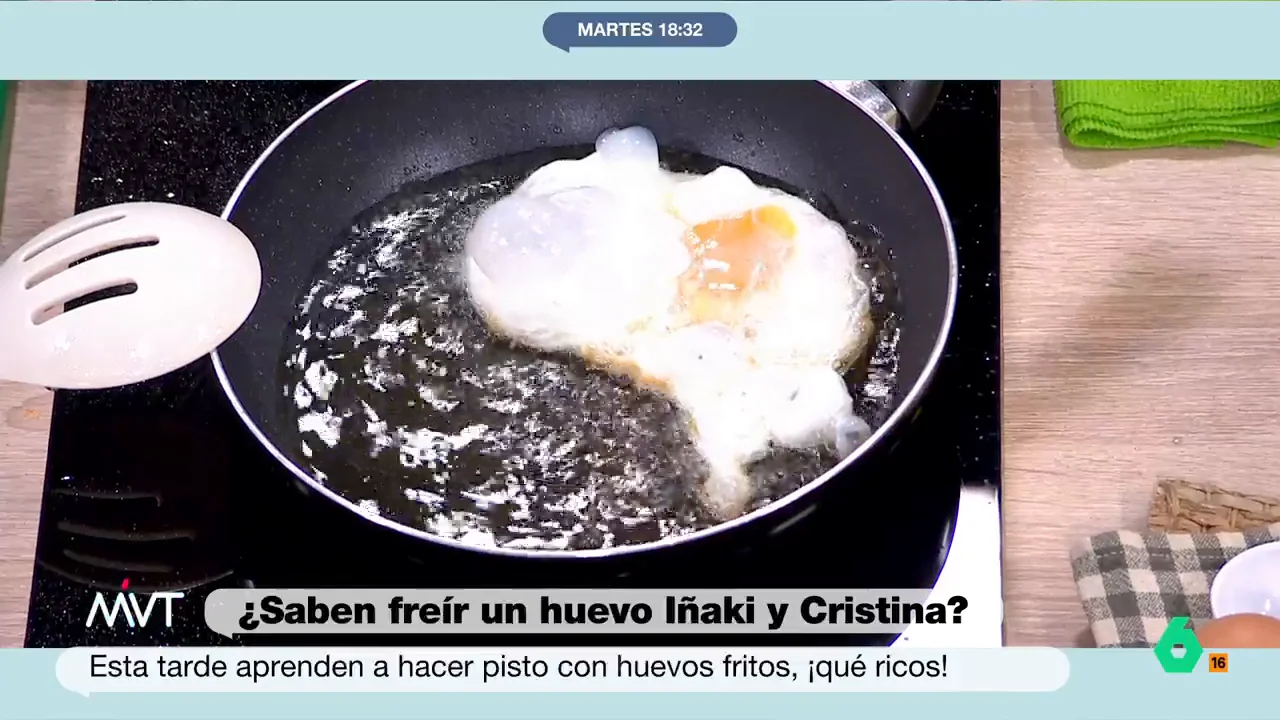 Carlos Maldonado se convierte en el 'tutor' de Iñaki López y Cristina Pardo y en este vídeo de Más Vale Tarde les enseña todos los secretos para cocinar el huevo frito perfecto para acompañar a su receta de pisto. Los trucos, en este vídeo.