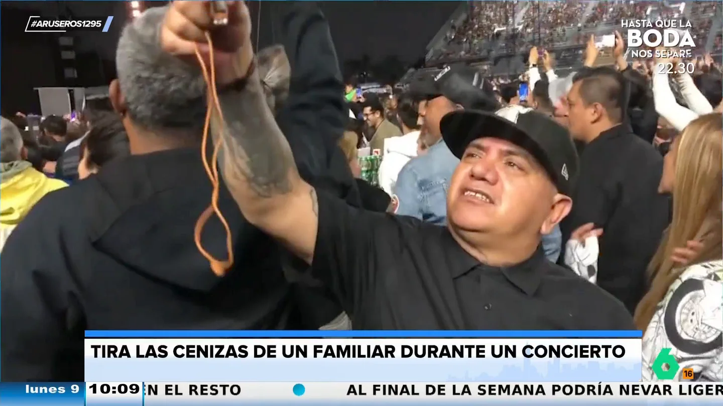 Un mexicano esparce las cenizas de su amigo en pleno concierto de su banda favorita Un mexicano esparce las cenizas de su amigo en pleno concierto de su banda favorita