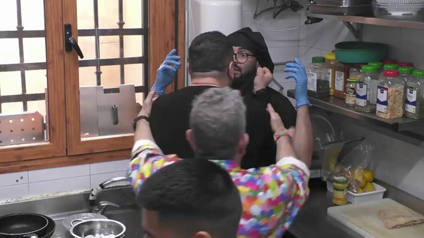 El dueño de la Taberna Danka agarra a su cocinero tras su respuesta a Alberto Chicote: "¿Te estás riendo de mí?" El dueño de la Taberna Danka agarra a su cocinero tras su respuesta a Alberto Chicote: "¿Te estás riendo de mí?"