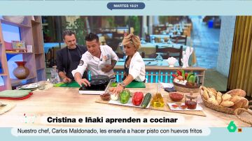 Cristina Pardo e Iñaki López aprenden a cocinar pisto con huevo frito: la receta paso a paso