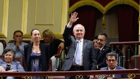 La hija de Edmundo González, Carolina González, junto al exalcalde de Caracas, Antonio Ledezma, en la tribuna de invitados del Congreso de los Diputados. La hija de Edmundo González, Carolina González, junto al exalcalde de Caracas, Antonio Ledezma, en la tribuna de invitados del Congreso de los Diputados.