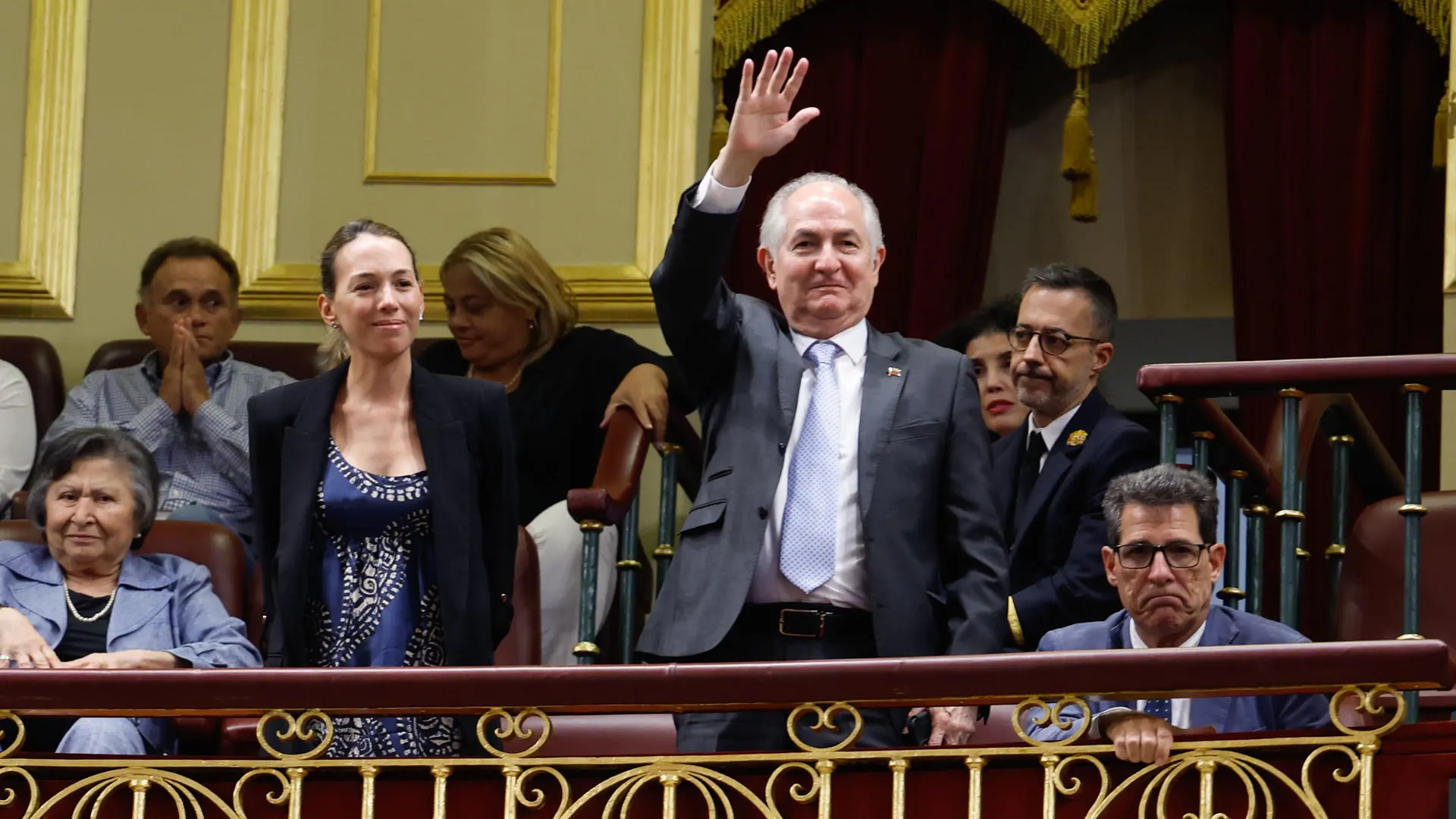 La hija de Edmundo González, Carolina González, junto al exalcalde de Caracas, Antonio Ledezma, en la tribuna de invitados del Congreso de los Diputados.