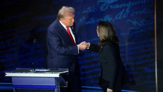 Donald Trump y Kamala Harris se saludan antes de su debate Donald Trump y Kamala Harris se saludan antes de su debate
