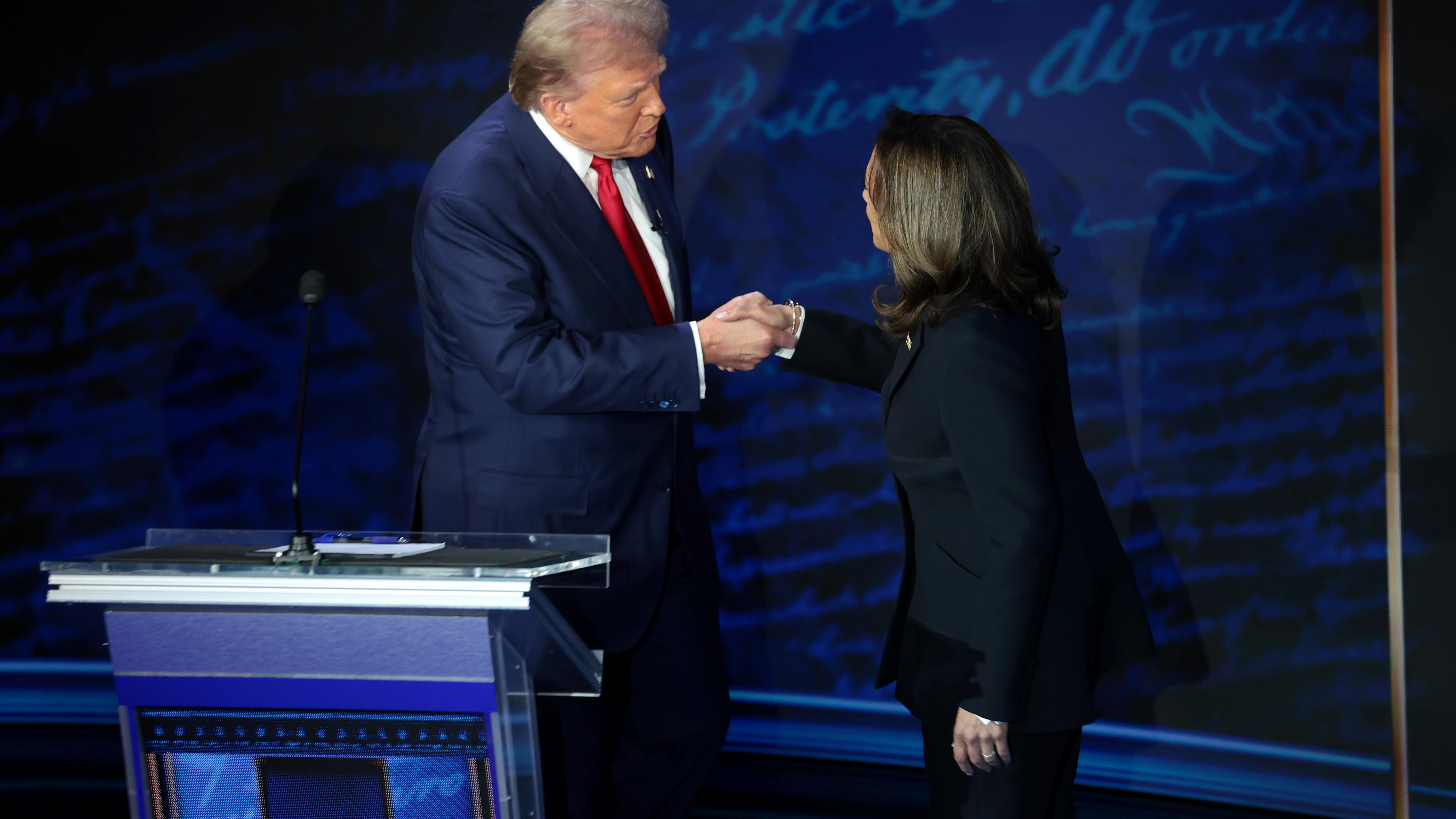 Donald Trump y Kamala Harris se saludan antes de su debate