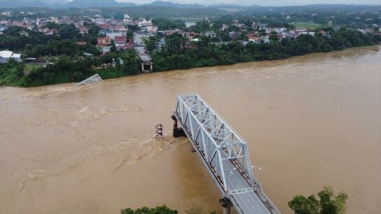 Una fotograf&iacute;a a&eacute;rea con dron muestra un puente de acero derrumbado en la provincia de Phu Tho, en el norte de Vietnam