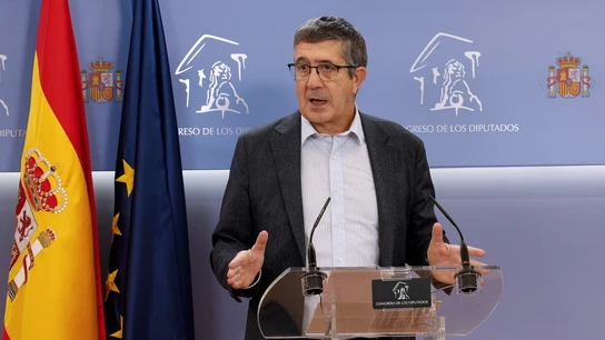 El portavoz parlamentario del PSOE, Patxi López, da una rueda de prensa en el Congreso de los Diputados. El portavoz parlamentario del PSOE, Patxi López, da una rueda de prensa en el Congreso de los Diputados.