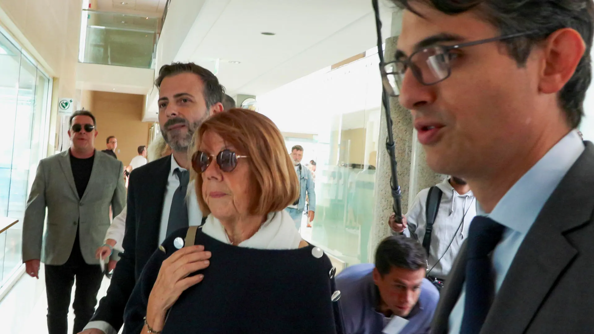 Gisèle Pelicot (c), a su llegada al Tribunal de Justicia de Aviñón este miércoles. 