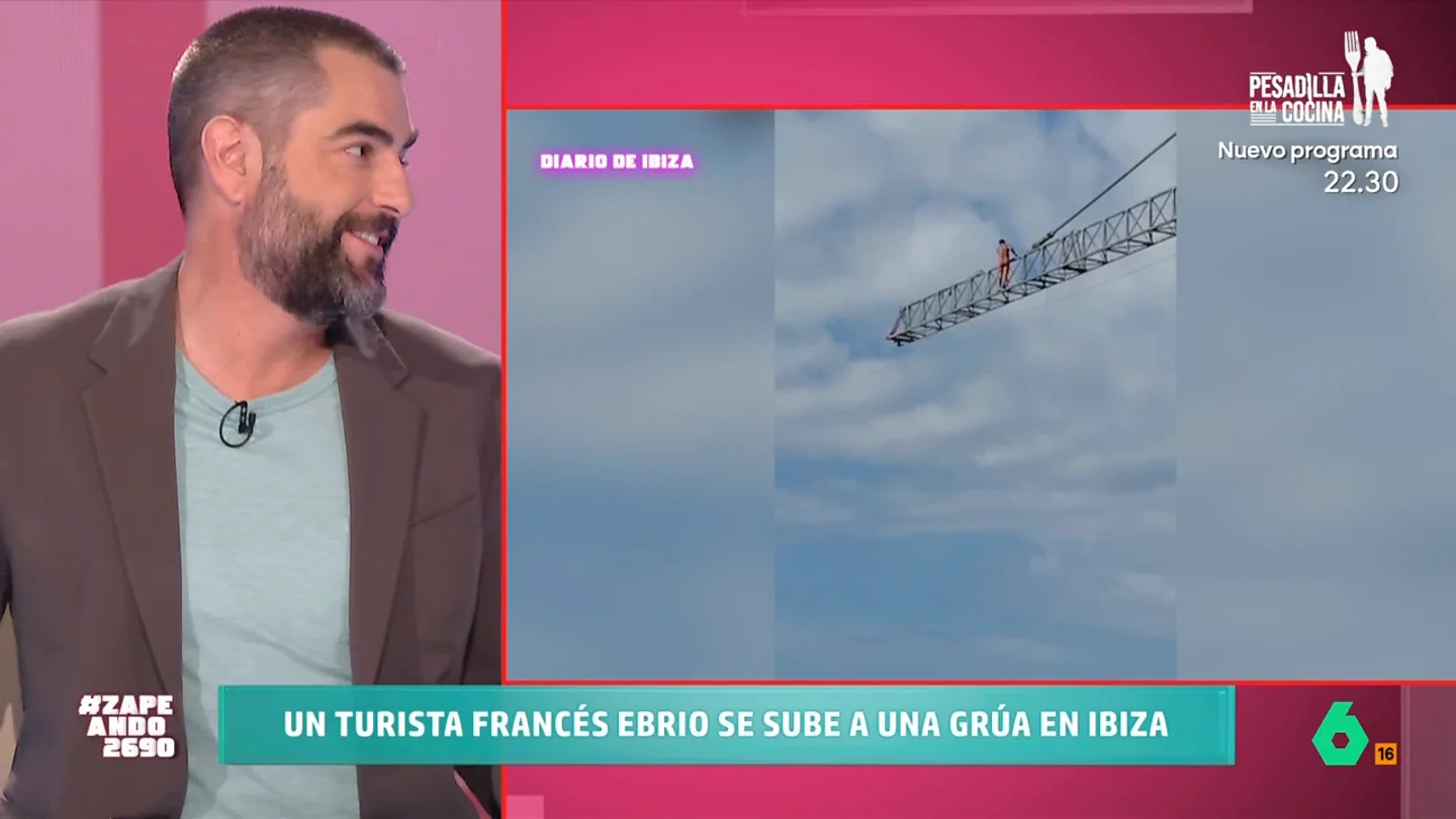 Un turista francés borracho se sube a una grúa en Ibiza: "Ha encontrado una nueva forma de jugarse la vida que no es el 'balconing'" Un turista francés borracho se sube a una grúa en Ibiza: "Ha encontrado una nueva forma de jugarse la vida que no es el 'balconing'"
