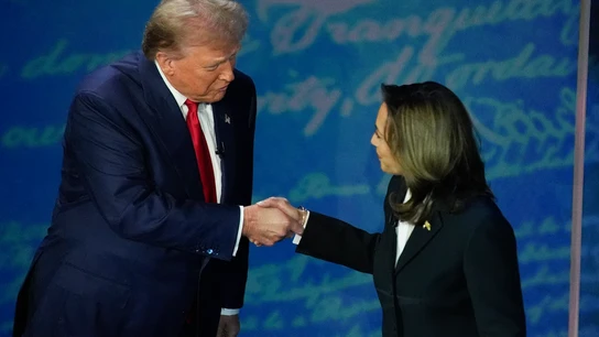 Donald Trump y Kamala Harris se saludan al inicio del debate presidencial Donald Trump y Kamala Harris se saludan al inicio del debate presidencial