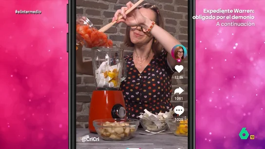 'Cri-Cri' Gallego desvela cómo ha conseguido que al PP no se le atraganten los presupuestos: "He triturado su ejemplar con fruta" La influencer decide diseñar sus propios presupuestos para ayudar a Pedro Sánchez. Además, también pone todo su empeño en conseguir la mayoría parlamentaria para aprobarlos.