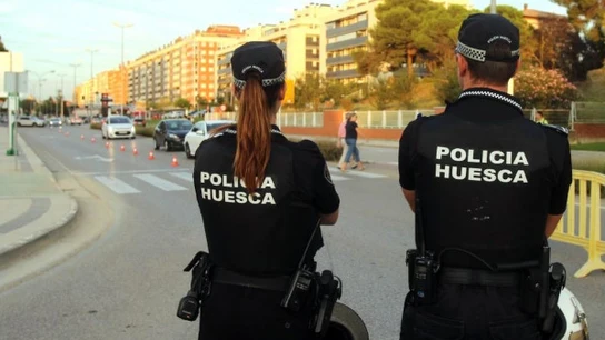 Qué debes saber de las oposiciones a Policía Local de Huesca: número de plazas, requisitos, exámenes y fechas Dos agentes de la Policía Local de Huesca realizan un control de tráfico