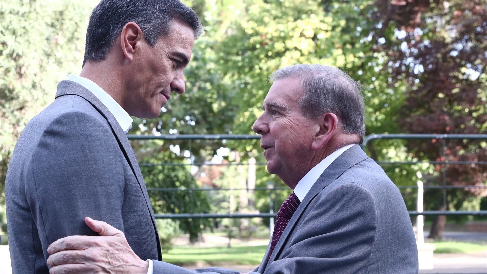 El presidente del Gobierno, Pedro Sánchez, recibe al candidato opositor venezolano Edmundo González en el Palacio de la Moncloa