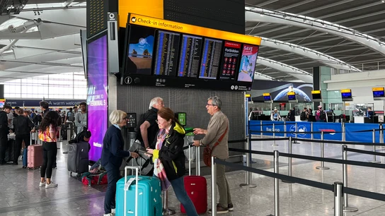 Pasajeros en el aeropuerto de Heathrow en Londres Pasajeros en el aeropuerto de Heathrow en Londres