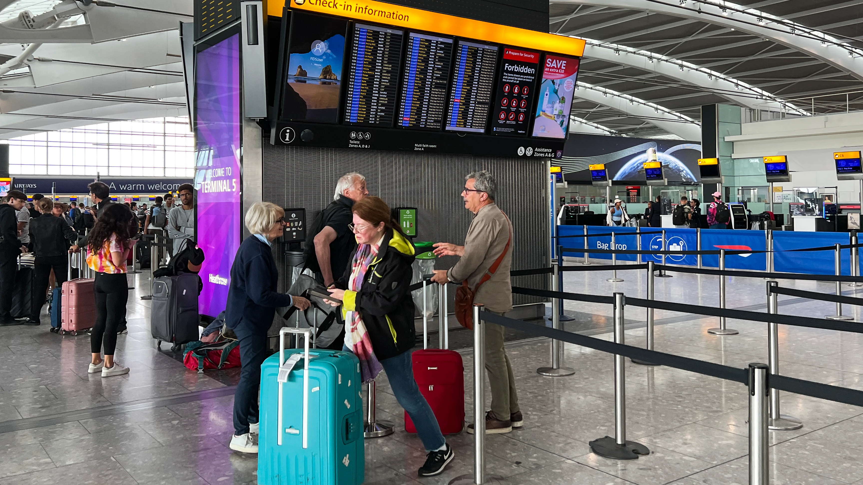 Pasajeros en el aeropuerto de Heathrow en Londres