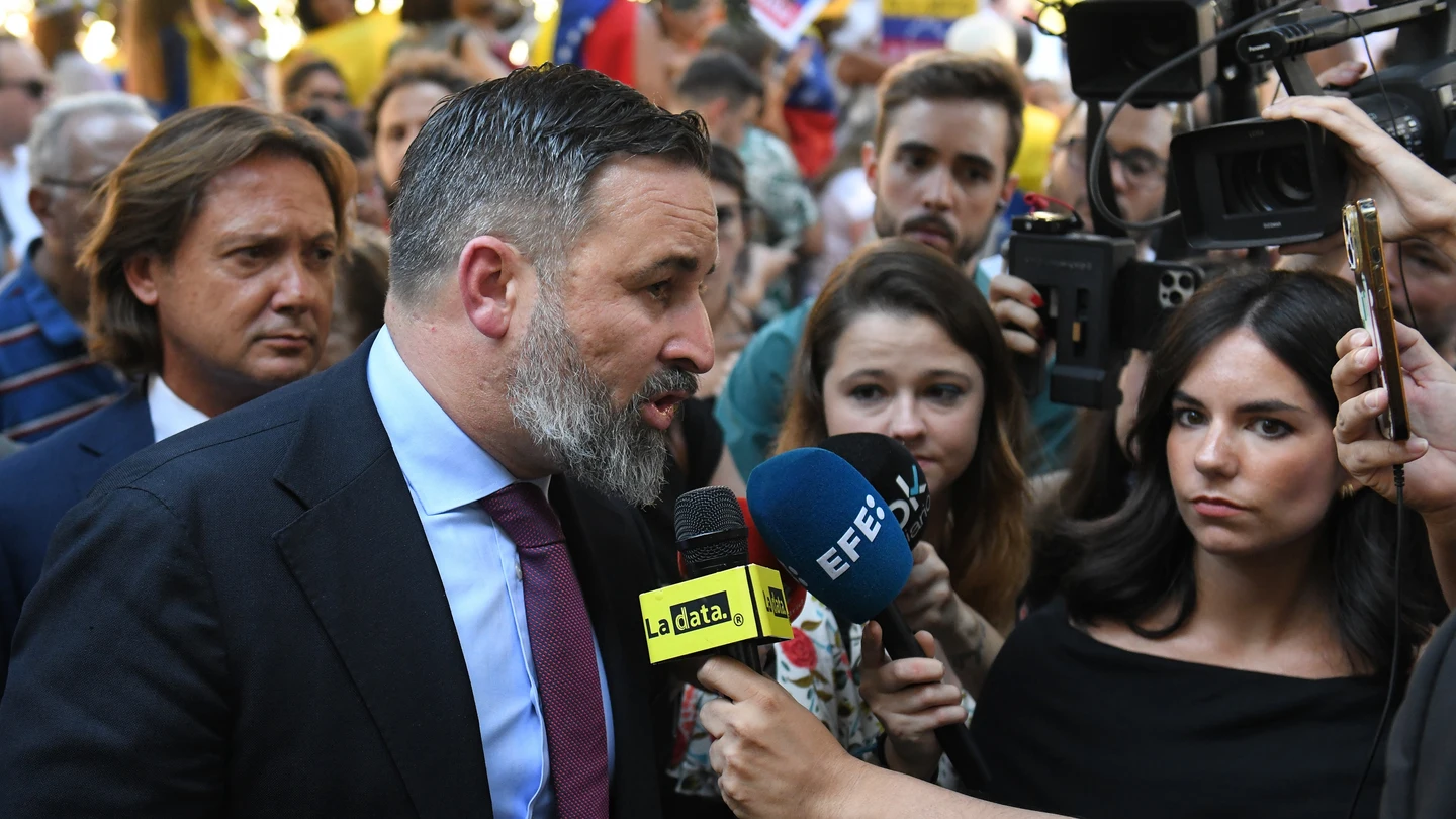 Concentración de venezolanos frente al Congreso para reivindicar a Edmundo González presidente electo El presidente de VOX, Santiago Abascal, ofrece unas declaraciones a la prensa durante una concentración frente al Congreso de los Diputados para reivindicar a Edmundo González presidente electo de Venezuela, a 10 de septiembre de 2024, en Madrid (España). La opositora venezolana María Corina Machado ha convocado a los venezolanos residentes en España a una concentración en la Plaza de las Cortes de Madrid, frente al Congreso, para "reivindicar" el mandato de las elecciones del 28 de julio en ...
