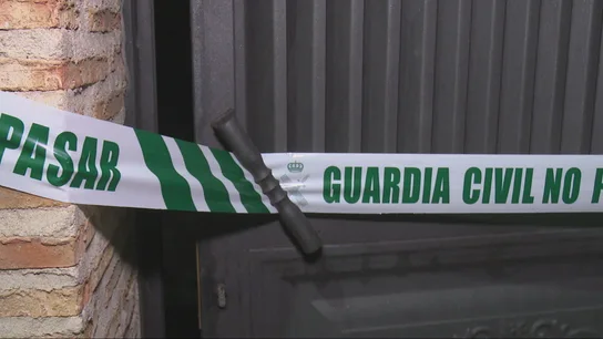 Precinto de la Guardia Civil en la casa de Villalbilla donde la víctima llevaba días fallecida. Precinto de la Guardia Civil en la casa de Villalbilla donde la víctima llevaba días fallecida.