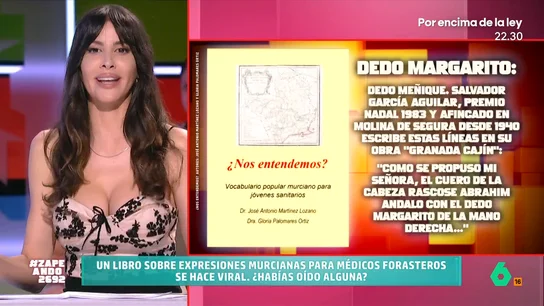 ¿Dónde está el 'dedo margarito'? ¿Qué es una 'espertugá'? Así son las expresiones murcianas más curiosas Zapeando se hace con un ejemplar de un antiguo manual de expresiones murcianas para médicos forasteros y analiza en este vídeo algunas de las más divertidas, como la que 'traduce' el tobillo como 'cuello del pie'.