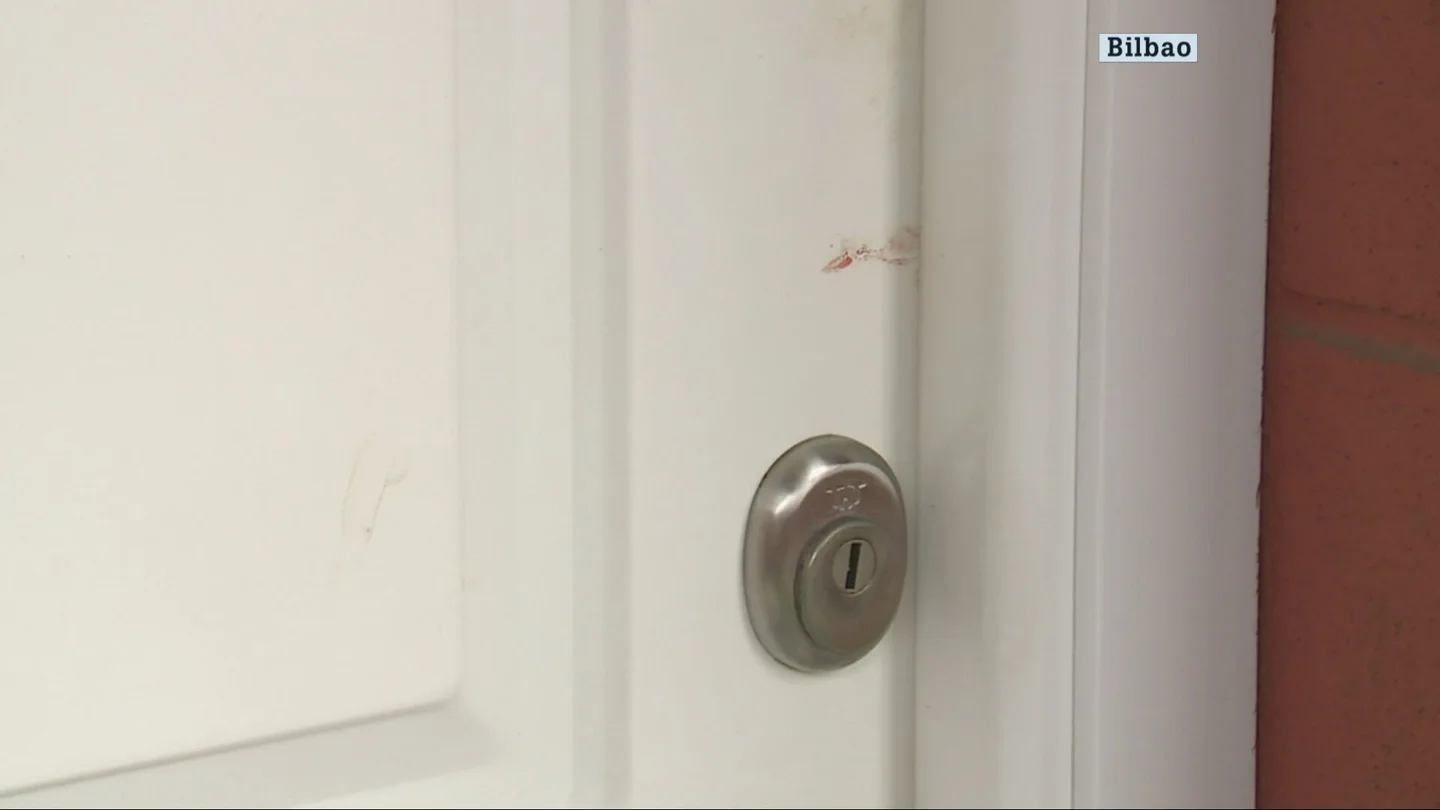 Restos de sangre en la vivienda donde ha aparecido fallecida. Restos de sangre en la vivienda donde ha aparecido fallecida.