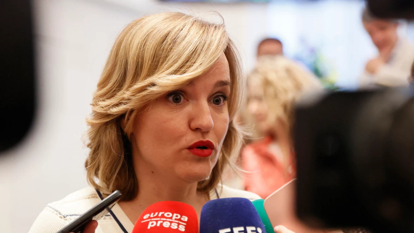 La portavoz del gobierno, Pilar Alegría, atiende a los medios en una imagen de archivo. La portavoz del gobierno, Pilar Alegría, atiende a los medios en una imagen de archivo. / EFE/ Fernando Alvarado