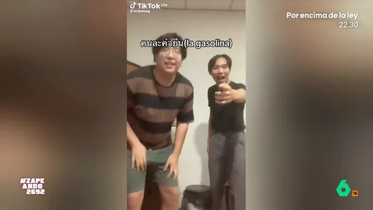 Así es la cómica versión de dos chicos de 'La Gasolina': "Se te van los pies fuera de donde esté sonando para no oírla más" Los dos chicos orientales han subido un vídeo a su perfil de TikTok en la que interpretan, de una manera muy particular, esta popular canción de reguetón del cantante Daddy Yankee.