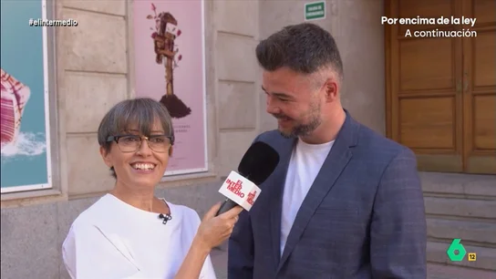 Gabriel Rufián confiesa a Thais Villas su vivencia más loca: "Nos hicimos una foto desnudos tapándonos con un sombrero" ¿Tienen sus señorías muchos amigos? ¿Considerar que tener un amigo es como tener un tesoro? ¿Han vivido momentos divertidos y locos con ellos? Los diputados le cuentan esto y mucho más a Thais Villas.