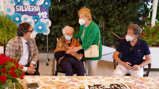 Imagen de archivo de Silveria Martín en la celebración de su 112 cumpleaños rodeada de familiares y amigos. Imagen de archivo de Silveria Martín en la celebración de su 112 cumpleaños rodeada de familiares y amigos.