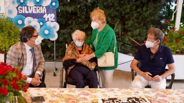 Imagen de archivo de Silveria Martín en la celebración de su 112 cumpleaños rodeada de familiares y amigos.