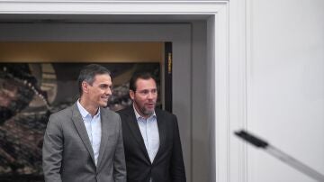 Pedro Sánchez y Óscar Puente llegan a la presentación de la nueva campaña 'Transporte público, ¿lo pillas?'