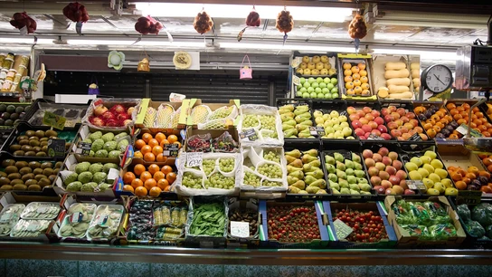 Frutería en un mercado de Madrid (España). Frutería en un mercado de Madrid (España).