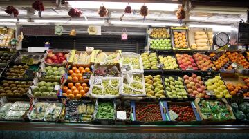 Frutería en un mercado de Madrid (España). 