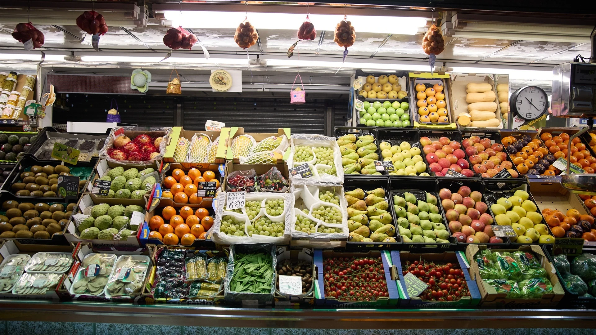 Frutería en un mercado de Madrid (España). 