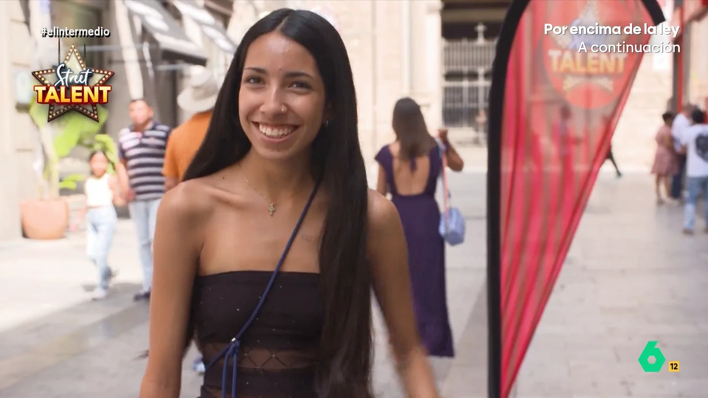 Una chica desvela que su talento oculto es contar chistes: "¿Qué le dice un cable a otro cable?" La gente cuenta con muchos talentos ocultos en torno a disciplinas diversas: desde la improvisación al humor. Descubre, en una nueva edición de 'Street talent', qué es capaz de hacer la gente.