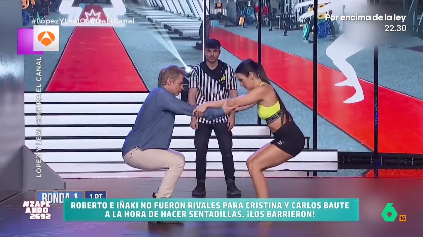 Cristina Pedroche se enfrenta a Roberto Leal e Iñaki López: "Se juntaron cuatro nalgas de acero" La zapeadora, junto con Carlos Baute, demuestran su capacidad física enfrentándose al reto de hacer una sentadilla conjunta. ¿Serán capaces de superar a Roberto e Iñaki? Descúbrelo en el vídeo principal.