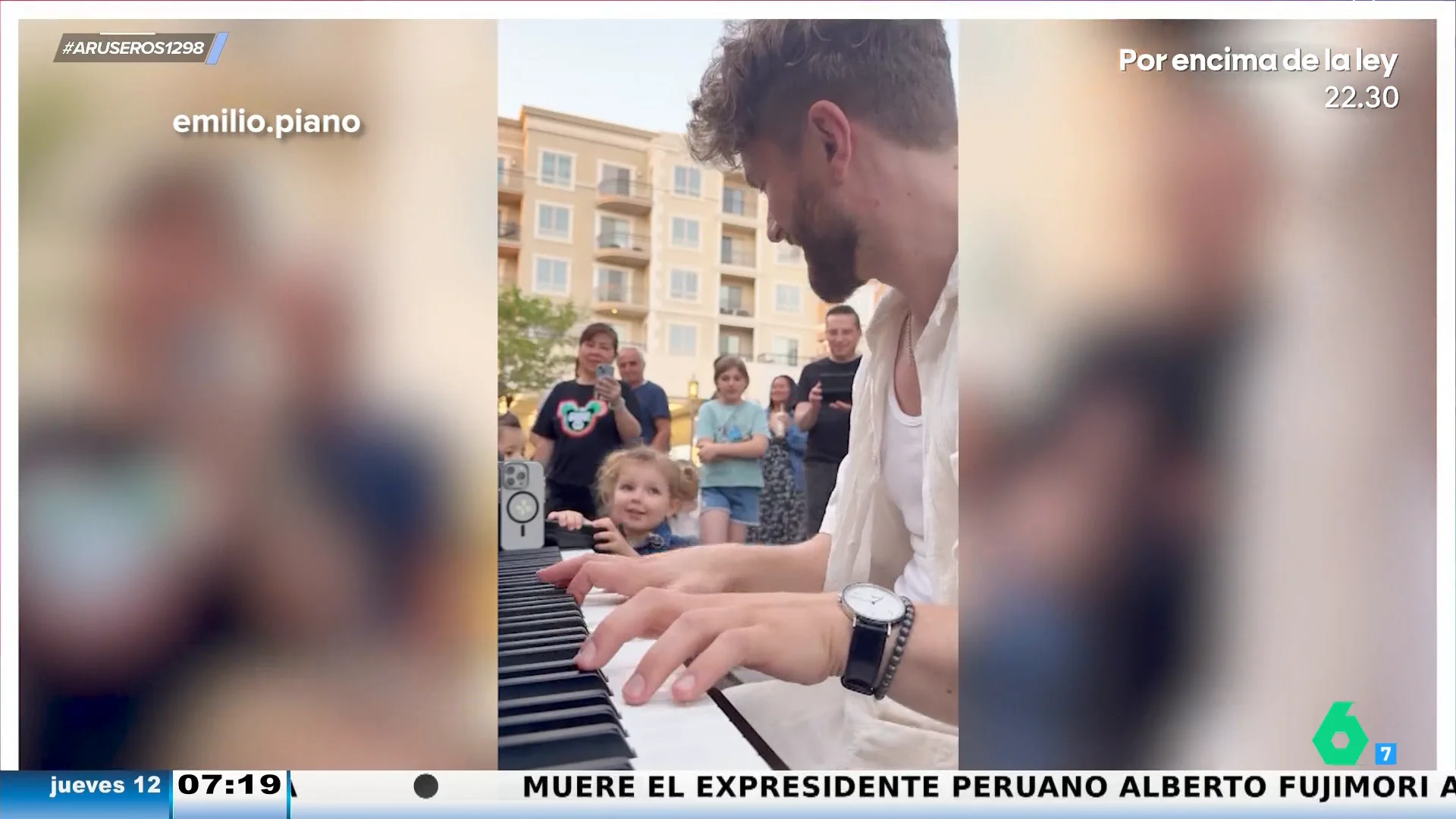 El emotivo viral de una niña cantando 'My Heart Will Go On' (Titanic) con un pianista en plena calle: "Piel de gallina"